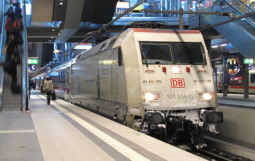 101 034-7 war am 13.02.2010 mit dem IC 2356 von Stralsund (aufgrund des Winterwetters bzw der darausfolgenden Streckensperrung nicht von Ostseebad Binz) nach Dsseldort Hbf. Hier zu sehen am Berliner Hbf. 