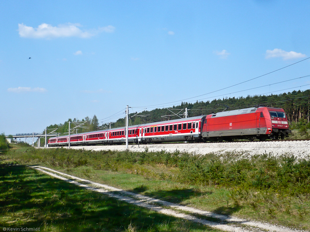 101 034-7 zieht einen München-Nürnberg-Express in Richtung des nächsten Bahnhofs, Allersberg (Rothsee), auf der Fahrt nach München Hbf. (23.04.2011)