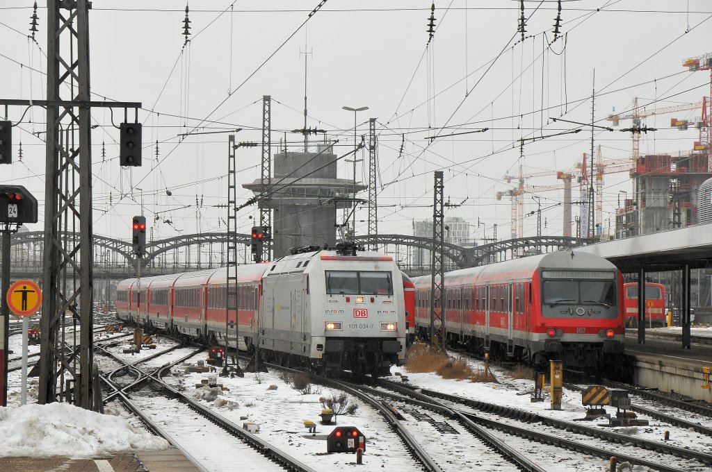 101 034 am 17.01.10 mit der RE aus Nrnberg in Mnchen Hbf