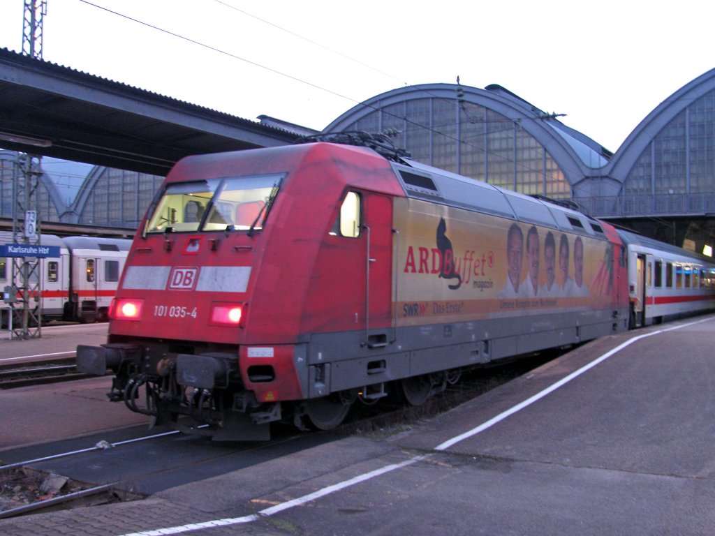 101 035-4 begibt sich hier an den Schluss des eingefahrenen IC aus Richtung Kehl / Frankreich um ihn nach Stuttgart zu schieben; am 14.12.2009