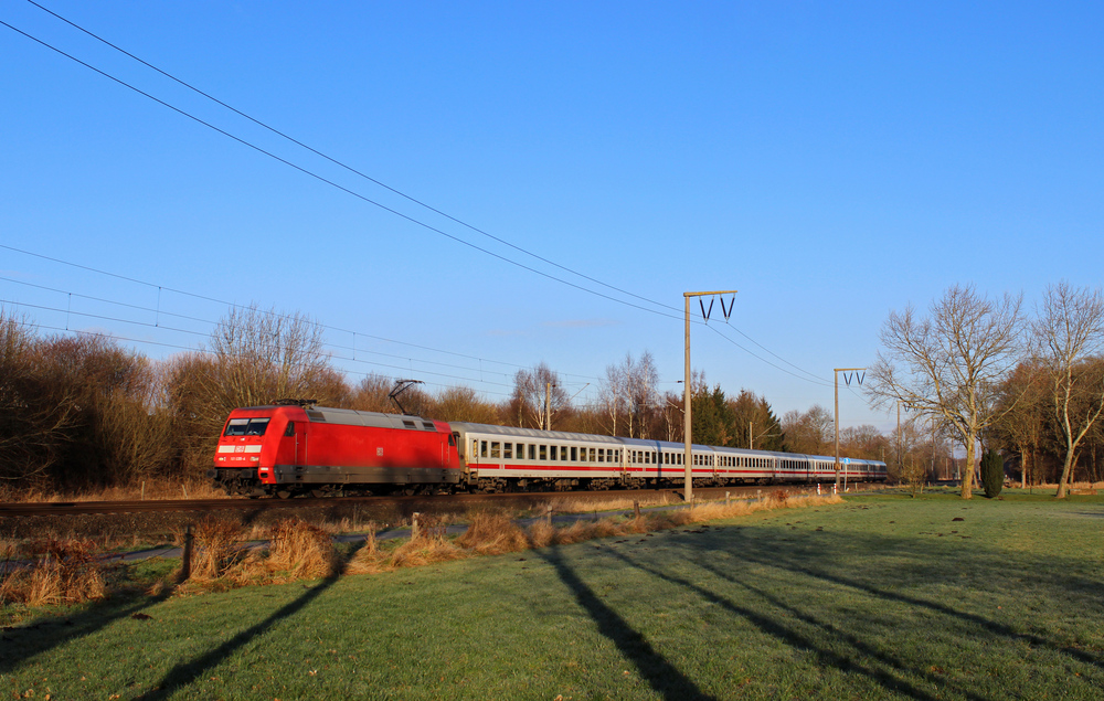 101 035-4 fuhr am 12.01.2013 mit dem IC 134 von Norddeich Mole nach Luxemburg, hier in Eisinghausen.