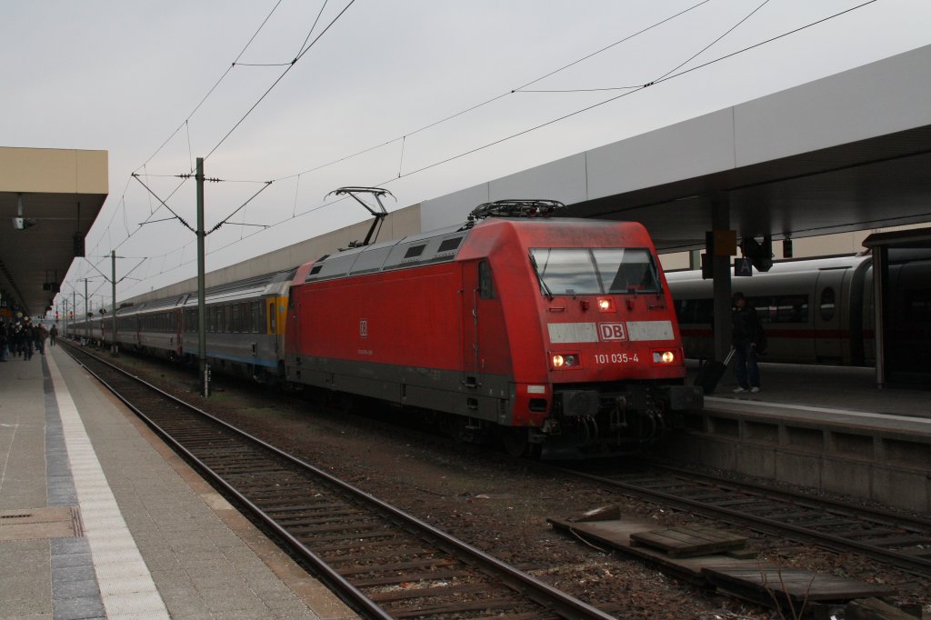 101 035 mit EC 6 von Chur nach Hamburg-Altona.Am 14.03.10 bei der Einfahrt in Mannheim Hbf.