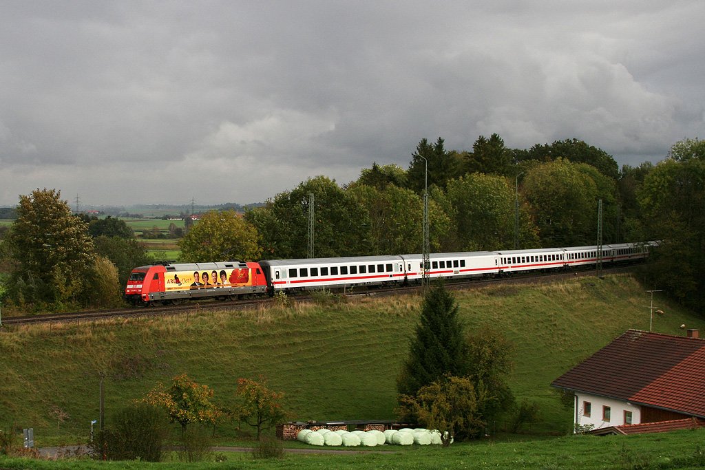 101 035 mit EC 82 am 10.10.2009 in Aling.