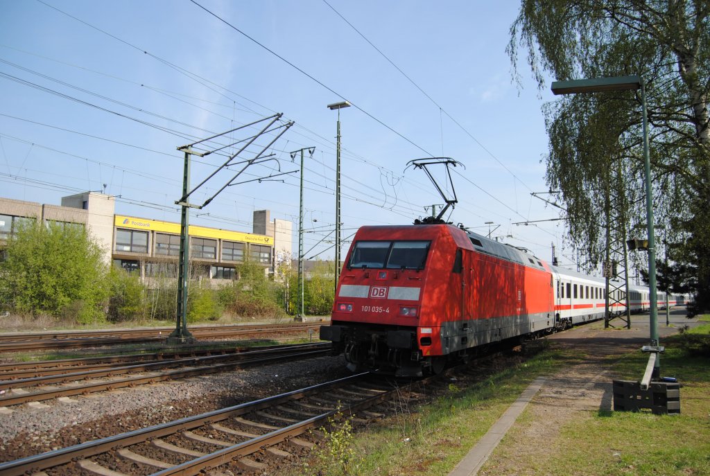 101 035, schiebt einen IC durch Lehrte.