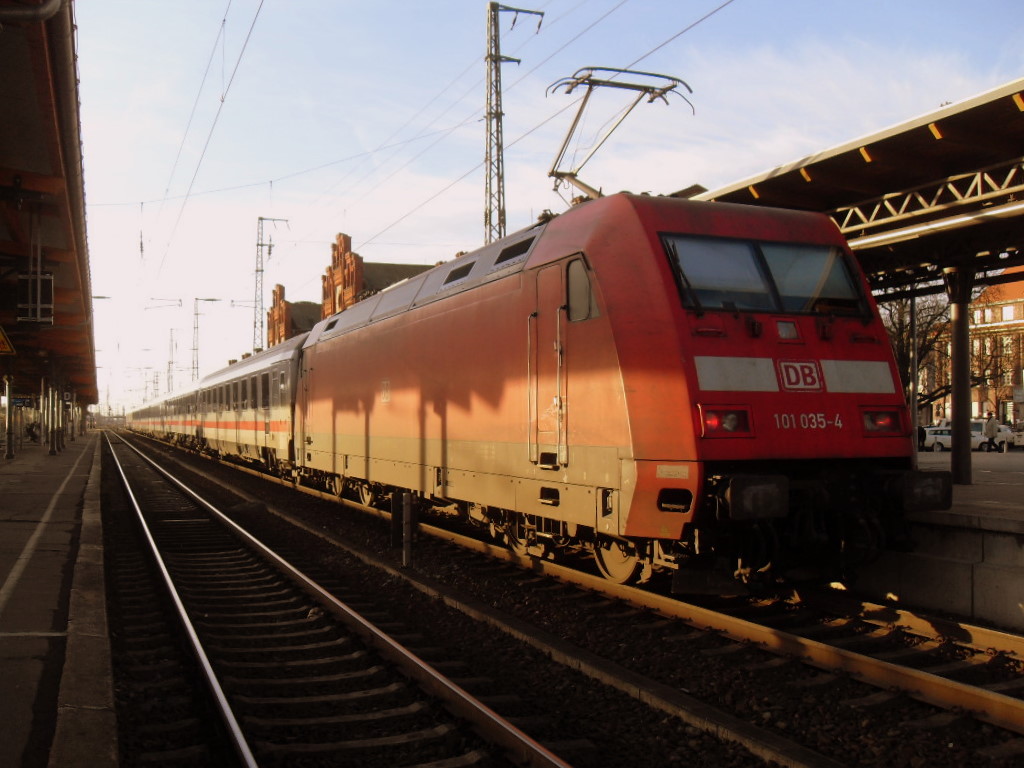 101 035 war am 28.12.2011 am IC 2385 in Richtung Karlsruhe unterwegs in Stendal.