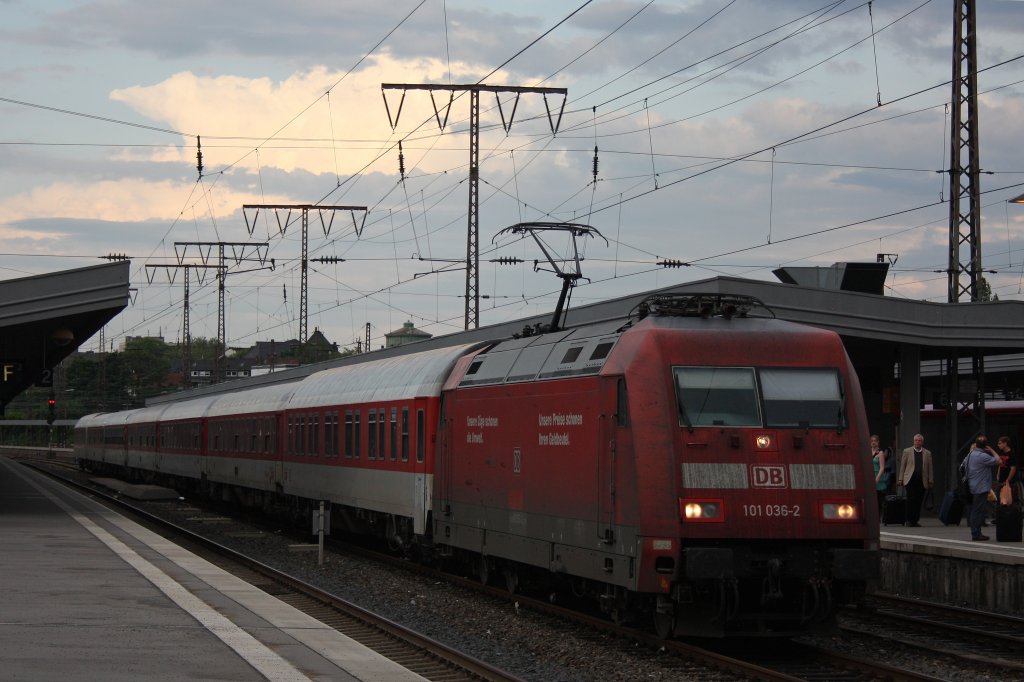 101 036 am 20.5.12 mit einem Autozug auf dem Weg zur Bereitstellung nach Dsseldorf in Essen Hbf.