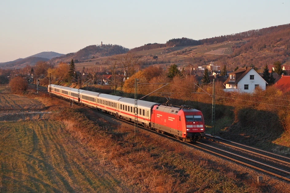 101 036 mit IC 2373 von Stralsund nach Konstanz.Aufgenommen am 07.03.2011 in Laudenbach.