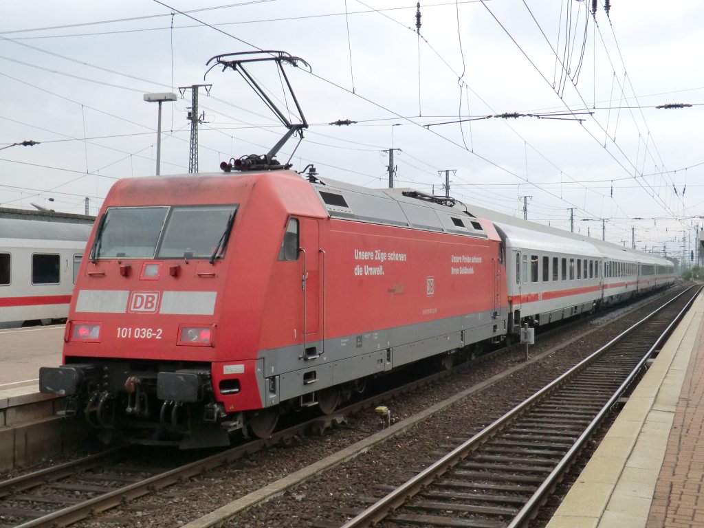 101-036 steht am 5.8.10 mit einem IC im Dortmunder Hauptbahnhof.