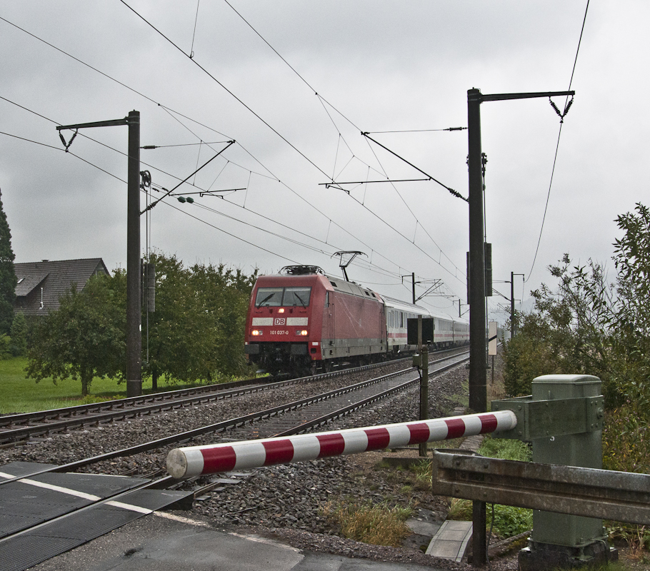 101 037-0 am 25. September 2010 mit dem IC 2006 (Konstanz - Dortmund Hbf) bei Sch�nberg.