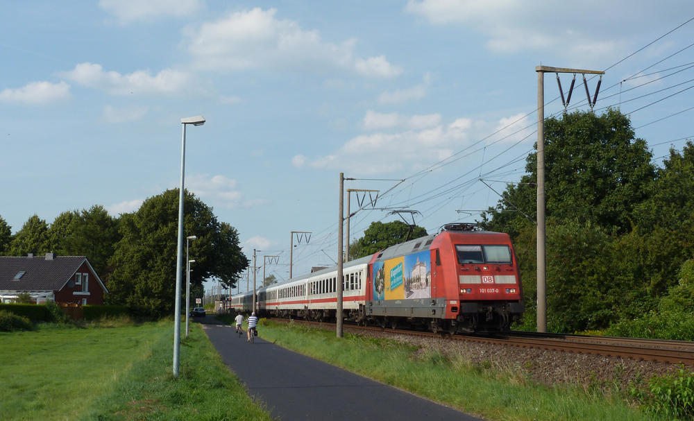 101 037-0 fuhr am 17.08.2012 mit dem IC 2332 von Norddeich Mole nach Kln, hier in Leer.