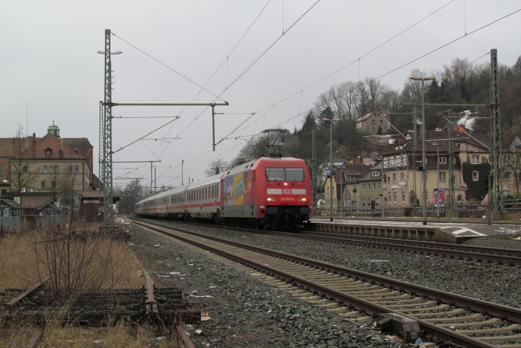 101 037-0  Klagenfurt am Wrthersee  zieht am 19. Februar 2012 den IC 2208 durch Kronach. 
