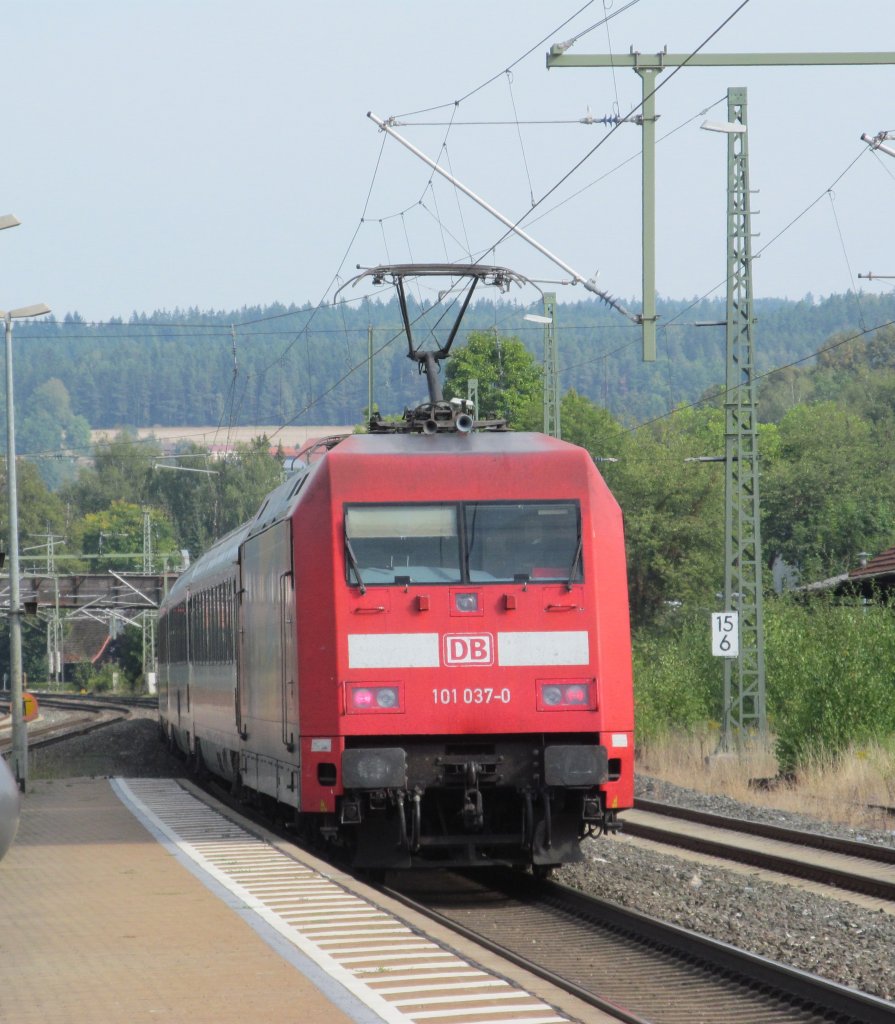 101 037-0  Klagenfurt  schiebt am 11. September 2012 IC 2208 durch Kronach.