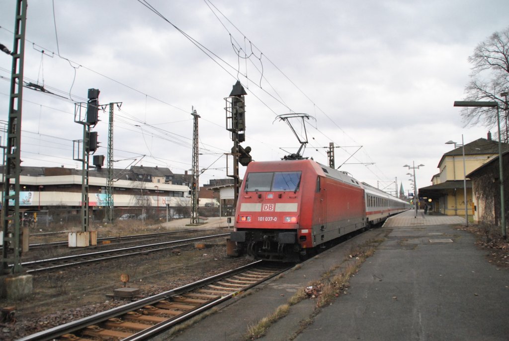 101 037-0 schiebt einen IC durch Lehrte am 10.03.2011.