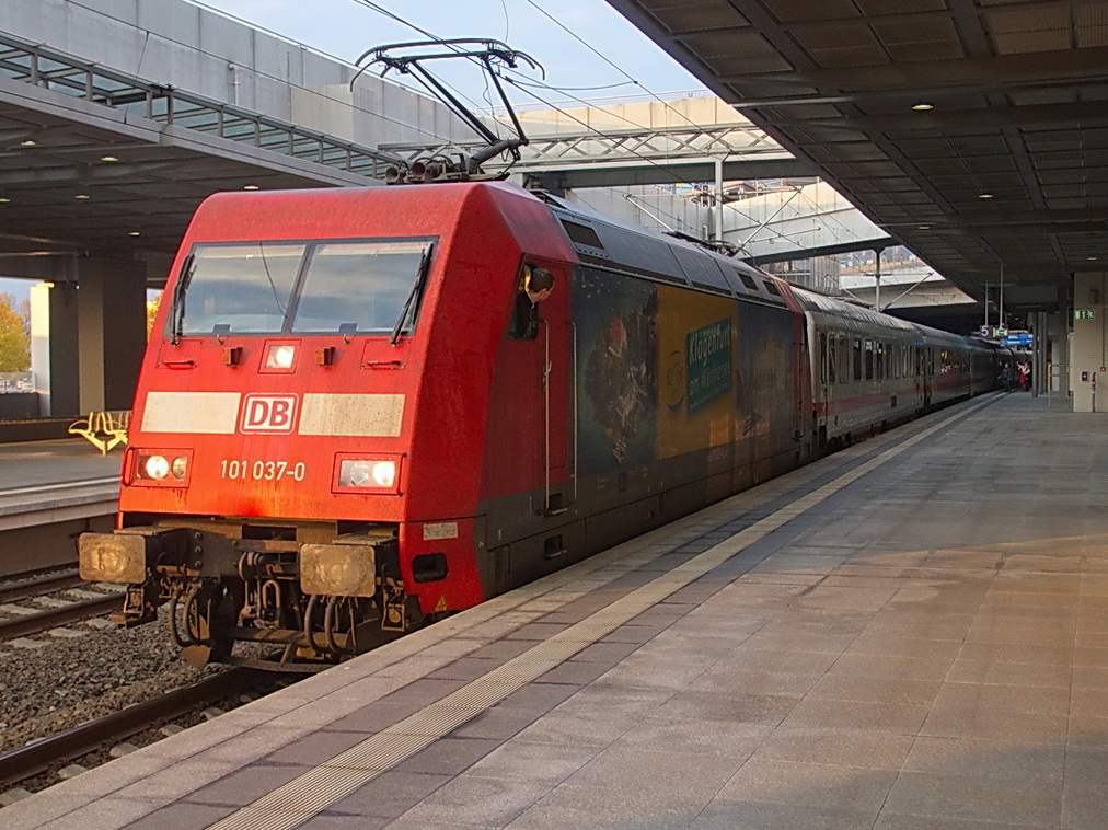 101 037-0   Stadt Klagenfurt  mit IC 2209 nach M�nchen am 30. Oktober 2011 bei der Ausfahrt aus dem Bahnhof Berlin S�dkreuz. Am Zugende befand sich als Schublok 101 109.