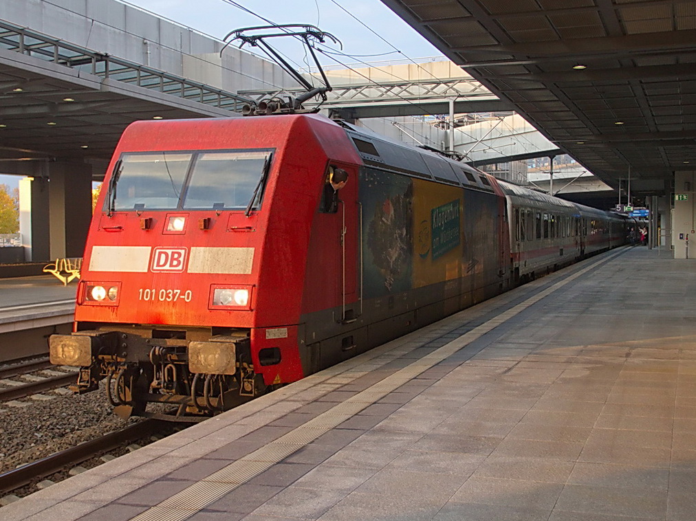 101 037-0   Stadt Klagenfurt  mit IC 2209 nach Mnchen am 30. Oktober 2011 bei der Ausfahrt aus dem Bahnhof Berlin Sdkreuz. Am Zugende befand sich als Schublok 101 109.