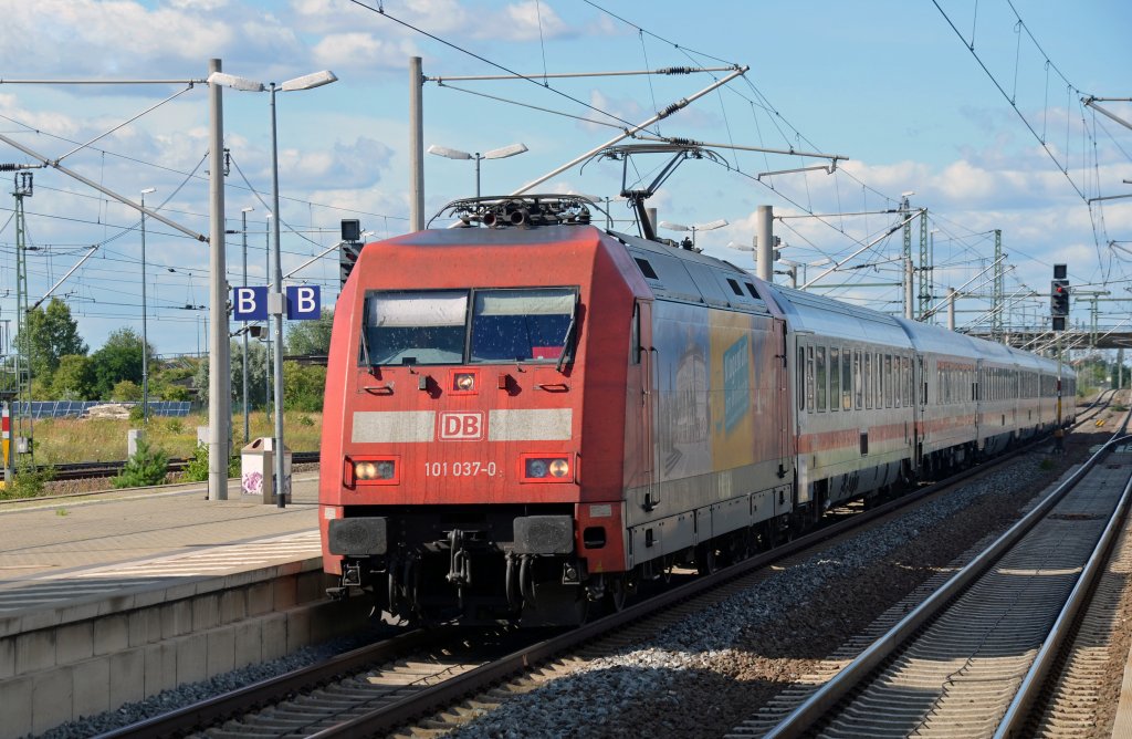 101 037 bespannte am 22.07.12 den IC 1956 nach Karlsruhe, hier fhrt sie gerade in Bitterfeld ein.