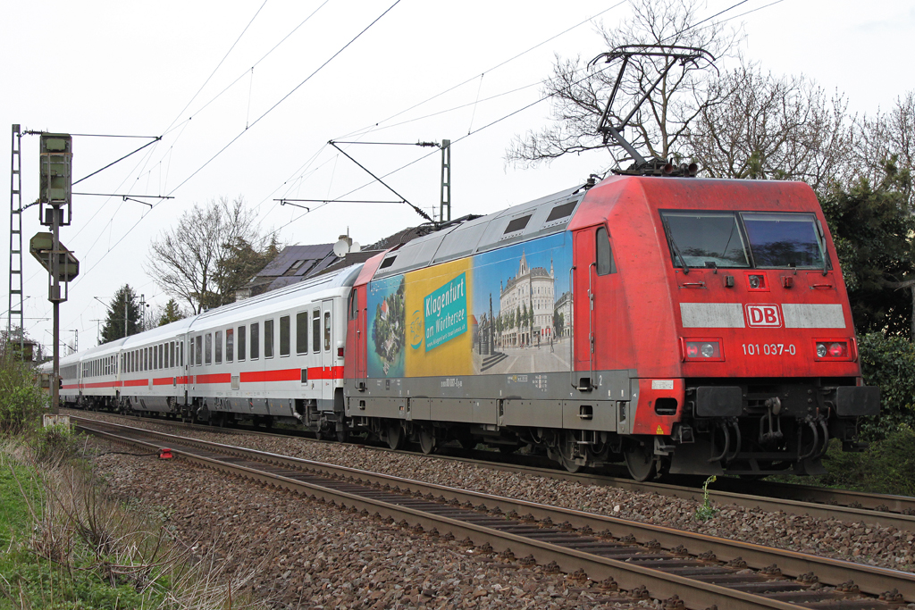101 037 schiebt am 2.4.12 den IC 2312 nach Hamburg-Altona.Hier in Bonn-Limperich.
