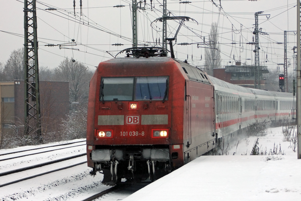 101 038-8 bei der Durchfahrt in Witten Hbf. 8.12.2010