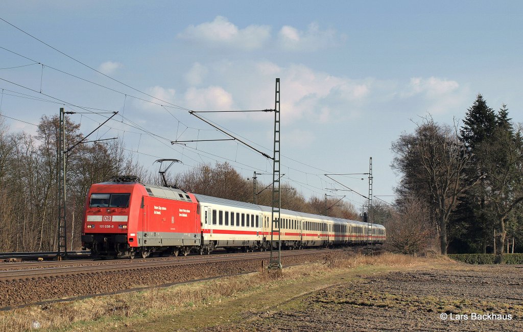 101 038-8 brettert am 20.03.11 mit dem IC 2190 nach Westerland/Sylt durch Halstenbek.