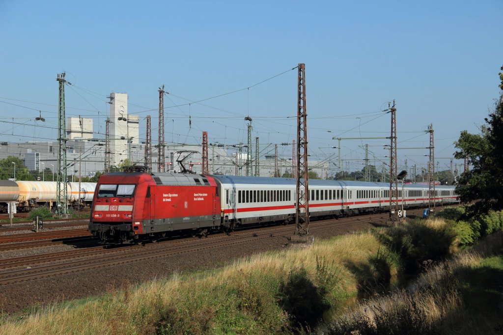 101 038-8 mit einem Intercity in Dsseldorf-Derendorf am 16.09.2012