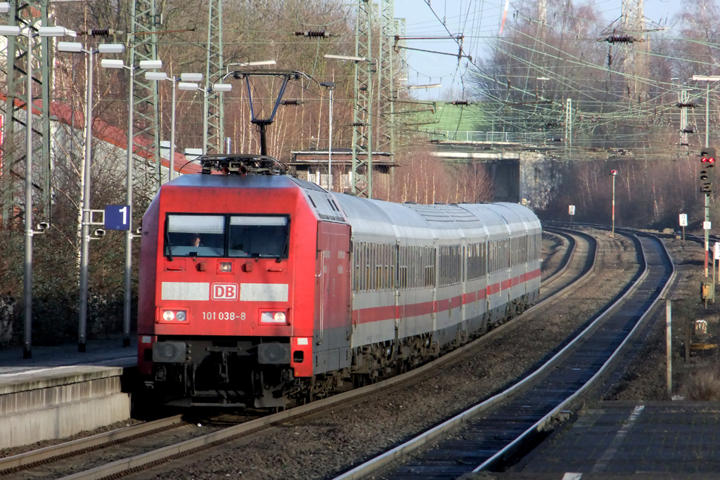 101 038-8 mit IC1936 nach Kln bei der Einfahrt in Recklinghausen 14.1.2012