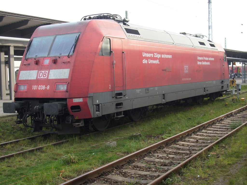 101 038 am 05.Dezember 2009 in Rostock Hbf.