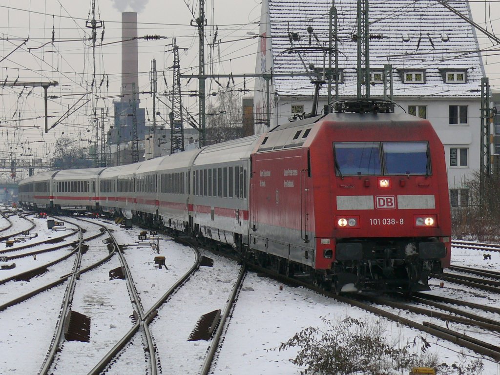 101 038 mit IC 2046 nach Kln kurz vor Dortmund Hbf. (06.01.2010)