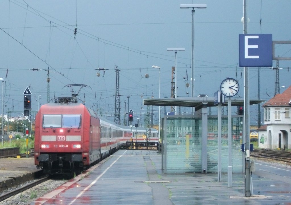 101 038 zieht am 08.Juli 2012 den IC 2037 von Norddeich nach Dresden Hbf in den Leipziger Hbf.