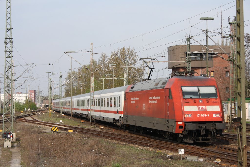 101 038 zog am 28.04.2010 einen IC in Braunschweig HBF ein.