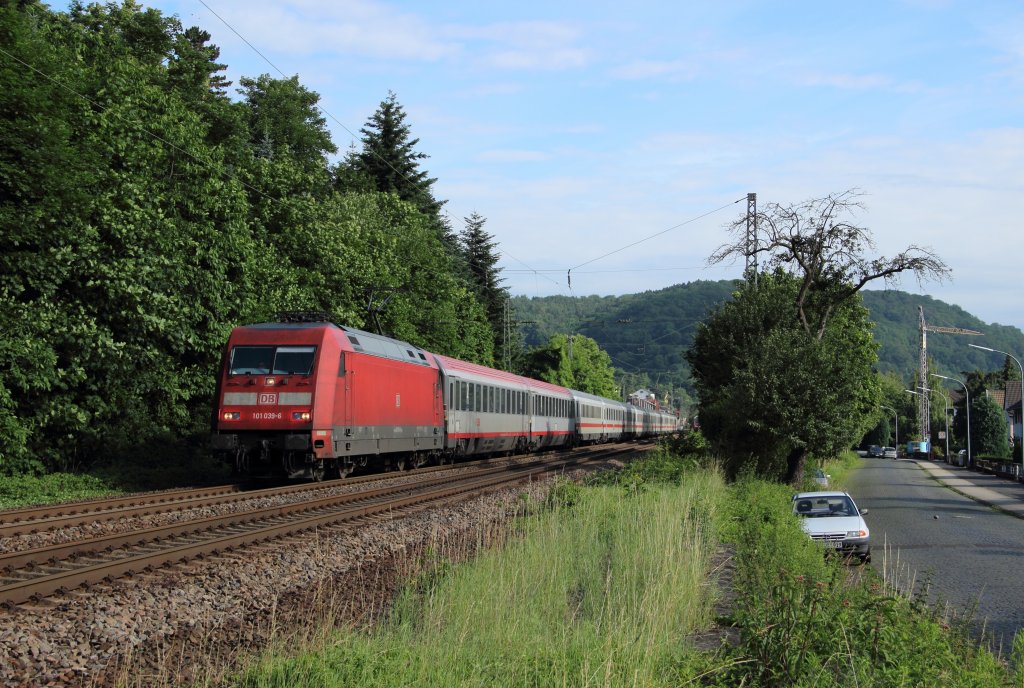 101 039-6 mit dem EC 115 (Mnster(Westf) - Klagenfurt) am 23.06.2012 in Oberwinter