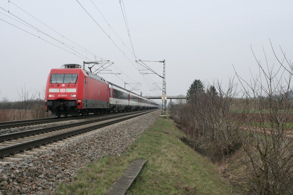 101 039-6 mit dem EC 9 am 27.03.13 bei Hgelheim.