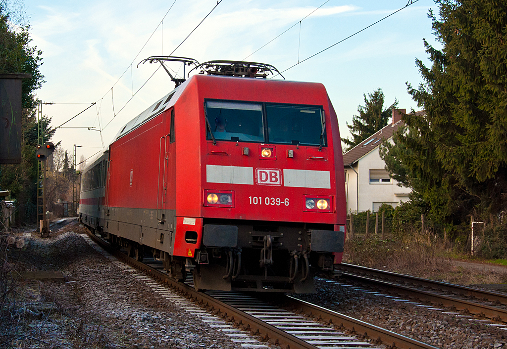 101 039-6 zieht IC durch Bonn-Beuel - 12.01.2013