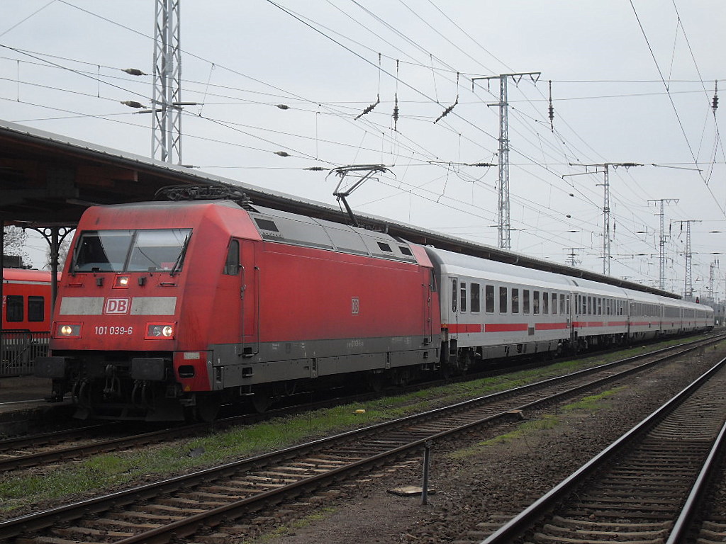 101 039 fuhr am 06.04.2012 mit dem IC 2239 WARNOW in Stendal ein.