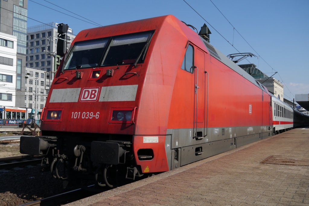 101 039 im Mannheimer Hbf mit durchgebranntem unteren Spitzenlicht. (25.03.2012)