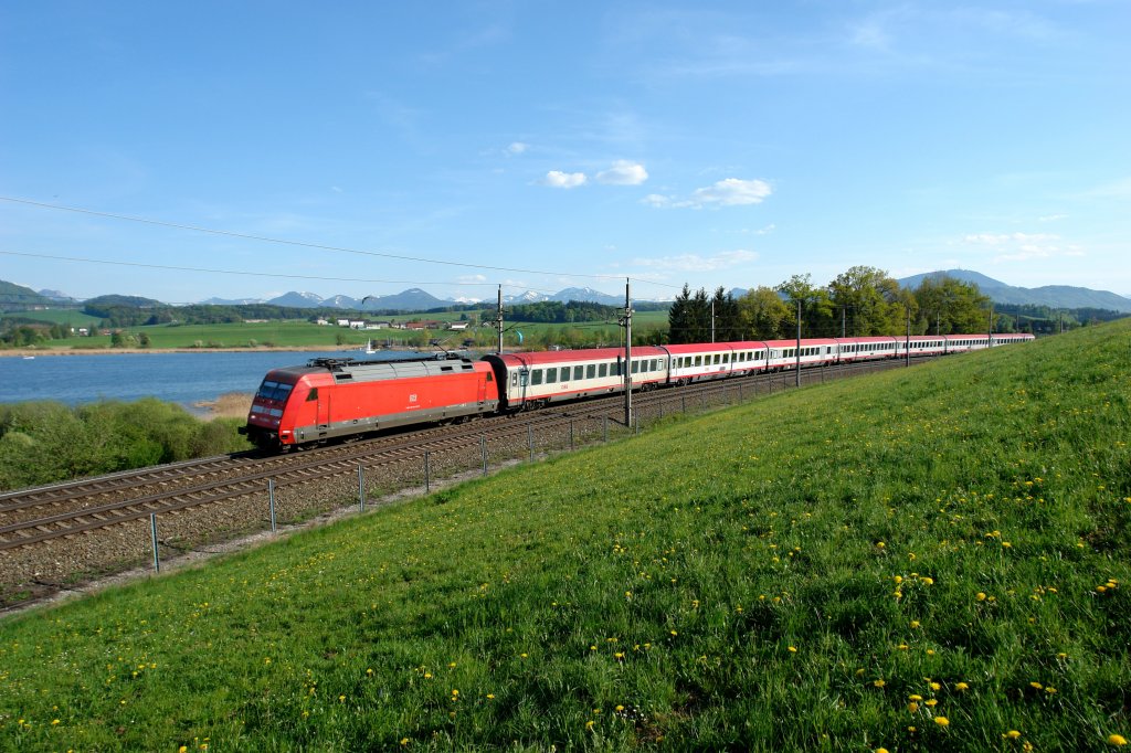 101 039 mit einem OIC von Salzburg nach Wien West am 25.04.2009 unterwegs bei Seekirchen am Wallersee.