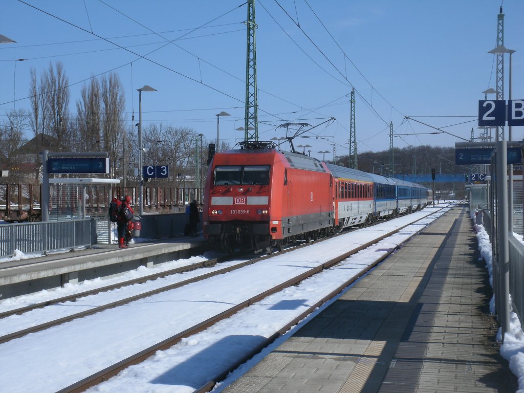 101 039 und der wieder fahrende EC 379 Binz-Brno,am 01.April 2013,bei der Einfahrt in Bergen/Rgen.
