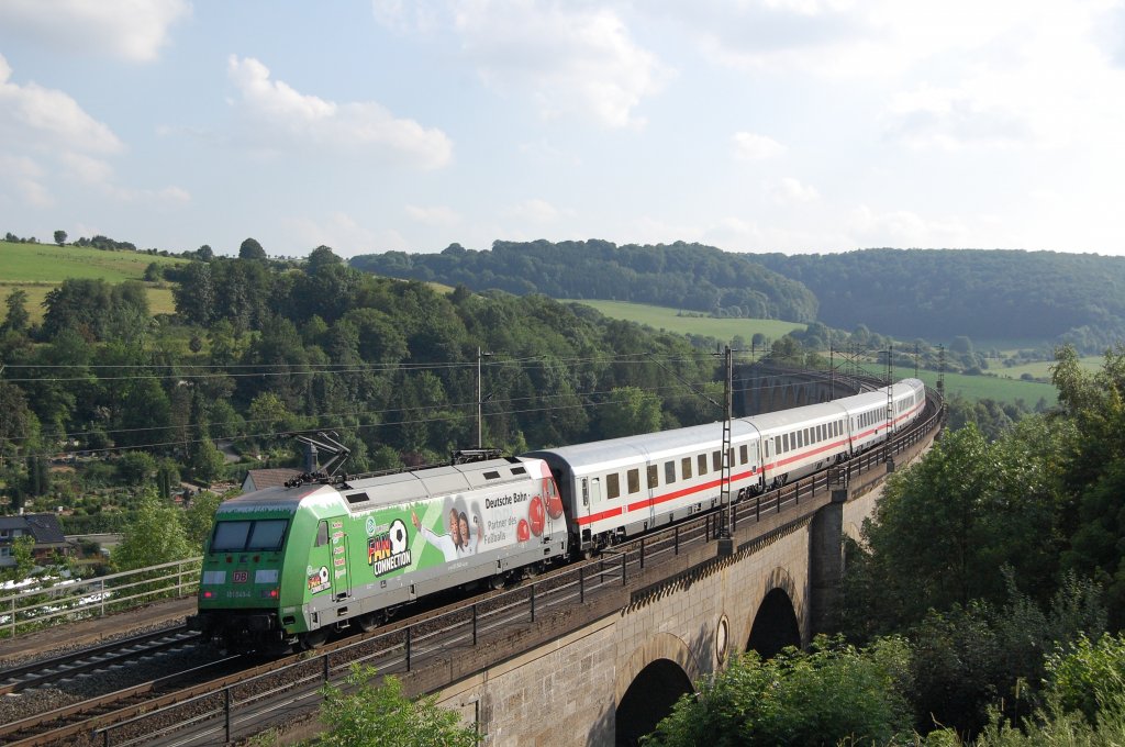 101 040-4 F  Fan Connection  mit dem IC 2356 Stralsund - Dsseldorf Flgh. auf dem Bekeviadukt in Altenbeken, 4.7.2010.