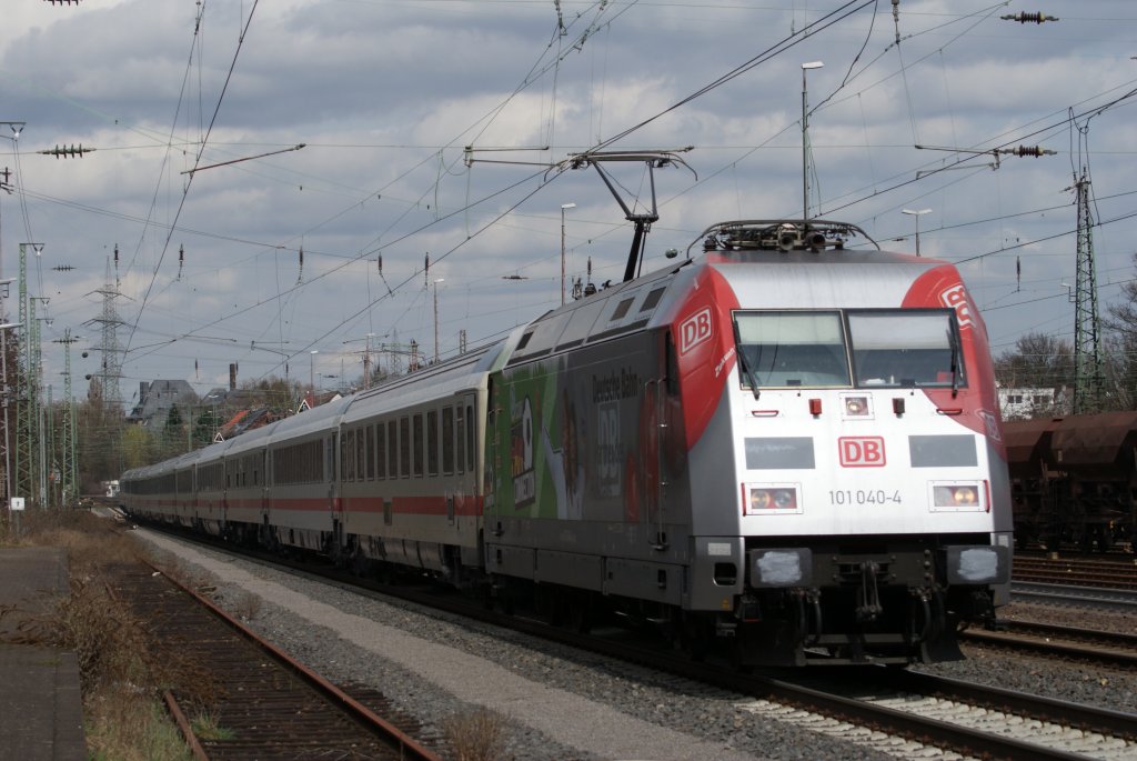 101 040-4  Fan Connection 2010  mit dem IC 2025 nach Frankfurt bei der Einfahrt in Solingen Hbf am 13:43 Uhr