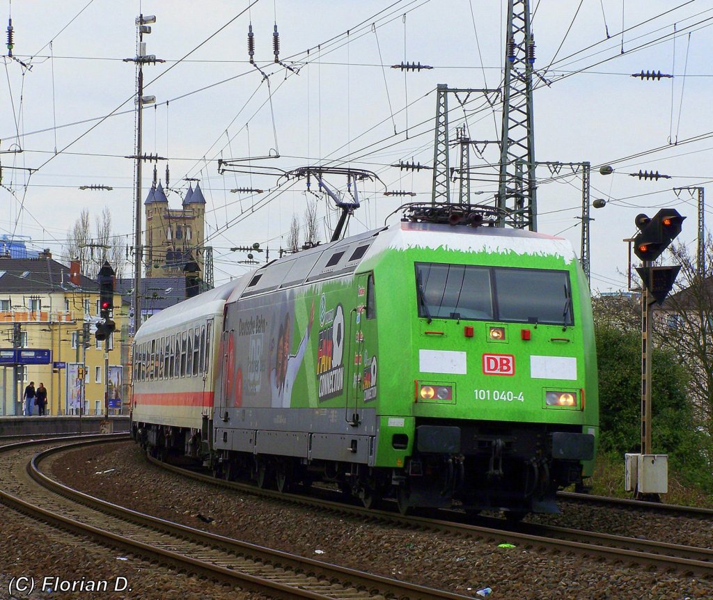 101 040-4  Fan Connection 2010  zieht ihren IC 334 durch Dsseldorf-Volksgarten am 10.04.2010.