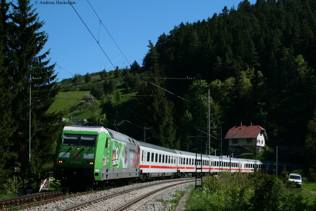 101 040-4  Fan Connection WM 2010  mit dem IC 2004  Bodensee  (Konstanz-Emden Hbf) am B Nubach 24.5.10