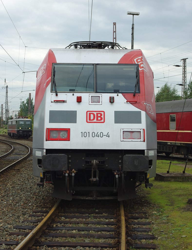 101 040-4 im Frontprofil whrend ihrer Ausstellung am 19.09.2010 im BW Osnabrck anlsslich der Feierlichkeiten. Im Hintergrund: E40 128.
