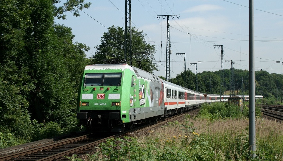 101 040-4 mit EC durch Kln West am 30.06.2010