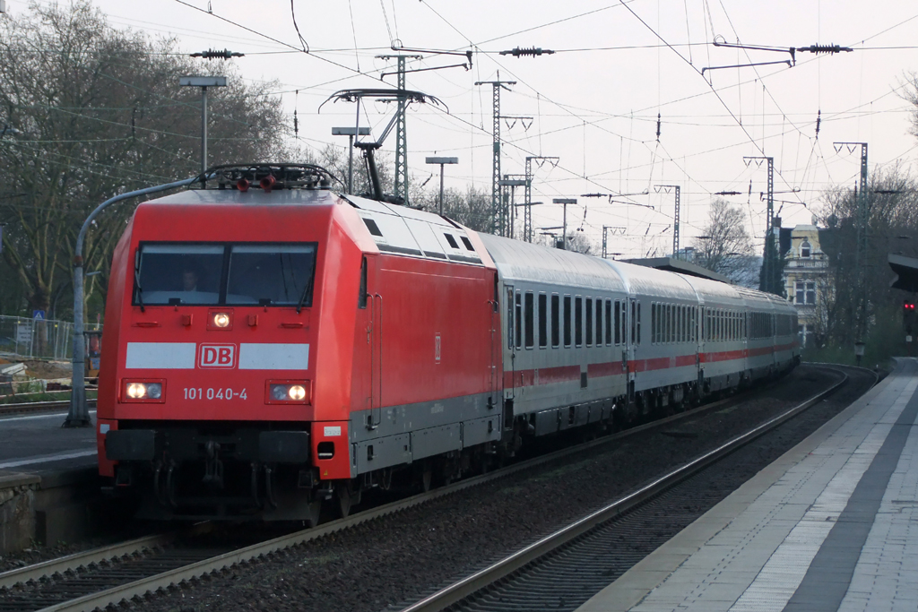 101 040-4 mit IC 137 nach Emden in Recklinghausen 13.4.2012