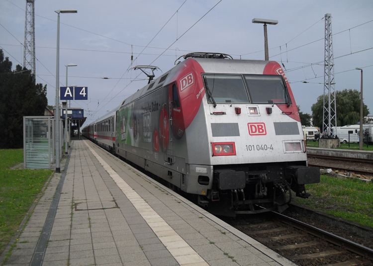 101 040-4 mit IC2239 von Warnemnde Richtung Leipzig Hbf. kurz vor der Abfahrt im Bahnhof Warnemnde.(20.08.10)