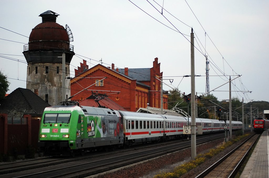 101 040-4  WM Fan-Connection  mit dem IC 140 nach Schiphol Airport in Rathenow. 05.10.2010