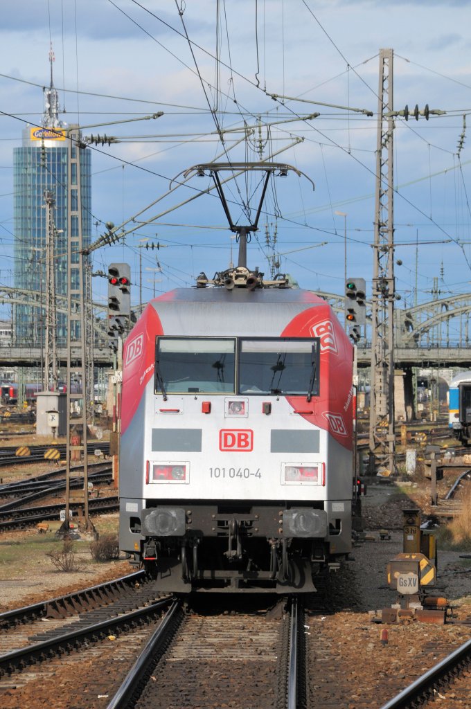 101 040 am 04.04.10 mit RE 4006 nach Nrnberg in Mnchen Hbf (Natrlich nicht im Gleis, stand aus dem Bahnsteig des Gleises rechts unten. Das Ausfahrgleis Richtung Nrnberg schwenkt da ab)