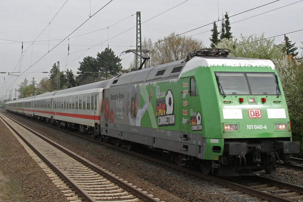 101 040 am 9.4.10 mit IC 336 in Dsseldorf-Angermund
