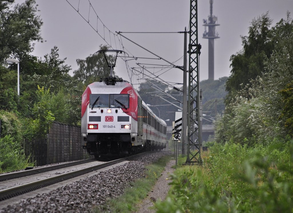 101 040 ist im Ladeanflug auf den Bf Stralsund aus Richtung Rostock am 11.09.2010