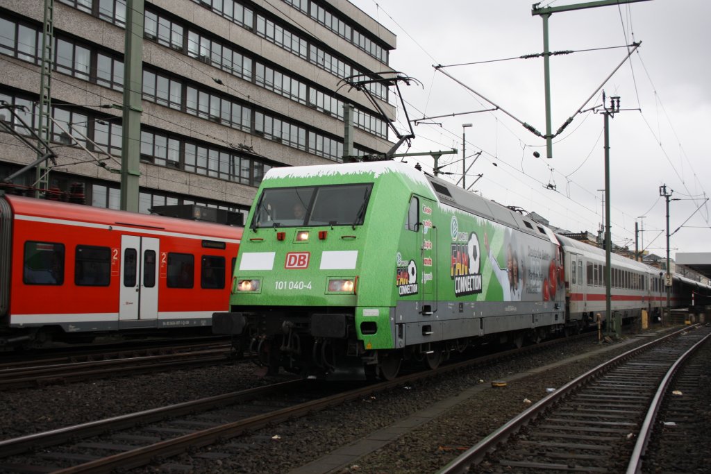101 040 macht seit dem 20.03.2010 Werbung f�r die FIFA 2010. Si zog am 21.03.2010 den IC 2875 von Hamburg Altona nach Stuttgart und wurde dann in Hannover um 12:53 bei der Ausfahrt fotografiert. Au�erdem standen dort noch zirka 10 weitere Fotografen. Hinten schob den Zug 101 116.