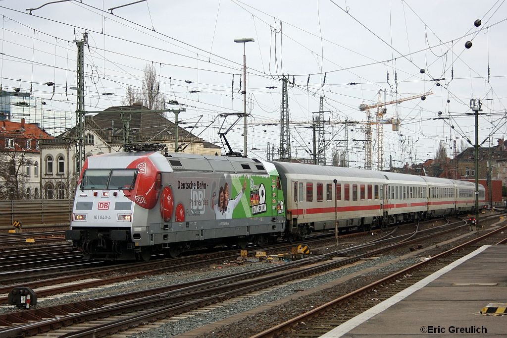 101 040 mit dem IC2372 am 22.3.10 in Hannover HBF.
